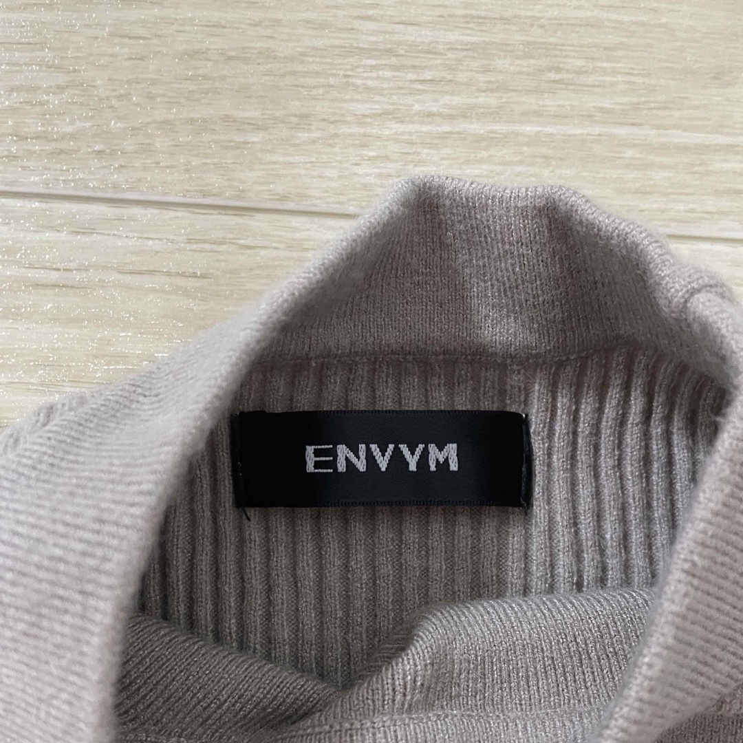 ENVYM(アンビー)のENVYM アンビー 胸開きニット ベージュ レディースのトップス(ニット/セーター)の商品写真