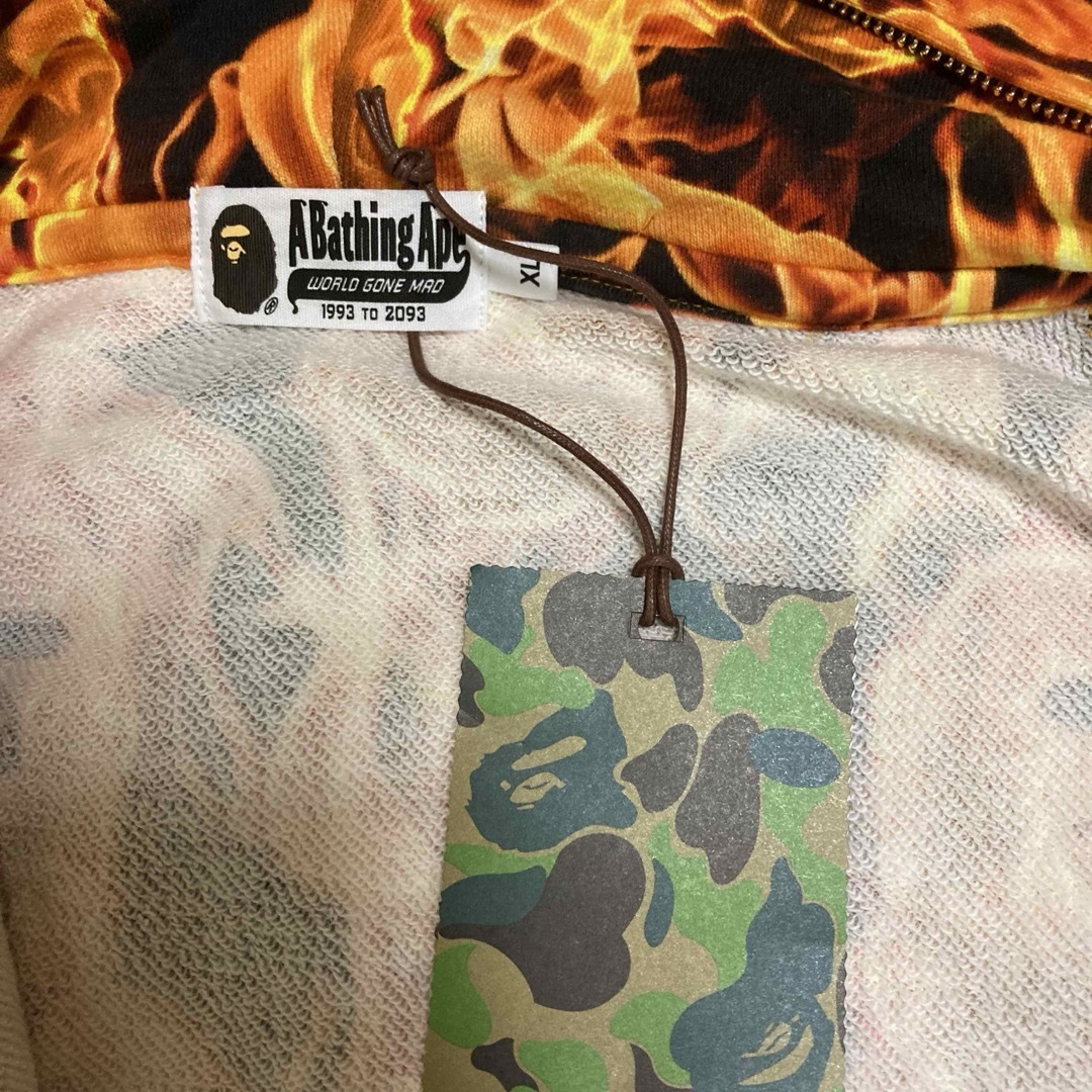 A BATHING APE(アベイシングエイプ)の未使用　XL アベイシングエイプ  ファイヤー　ファイアー　パターン　パーカー メンズのトップス(パーカー)の商品写真