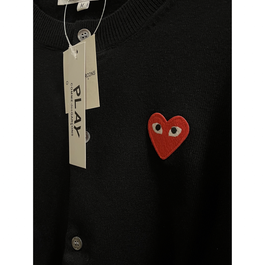 COMME des GARCONS(コムデギャルソン)のプレイコムデギャルソン カーディガン ロゴ　赤いハート レディースのトップス(カーディガン)の商品写真