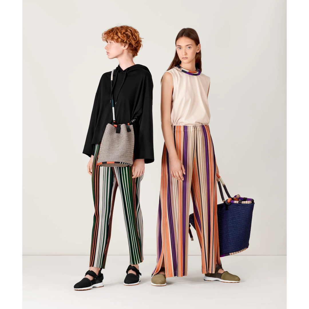 PLEATS PLEASE ISSEY MIYAKE(プリーツプリーズイッセイミヤケ)のプリーツプリーズ　イッセイミヤケ マルチカラー　ストライプ　プリーツパンツ レディースのパンツ(カジュアルパンツ)の商品写真