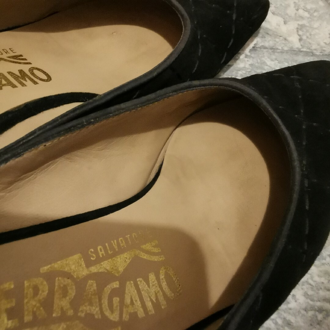 Salvatore Ferragamo(サルヴァトーレフェラガモ)のフェラガモ　Ferragamo　23cm ミュール　黒　スエード　ブラック レディースの靴/シューズ(スリッポン/モカシン)の商品写真