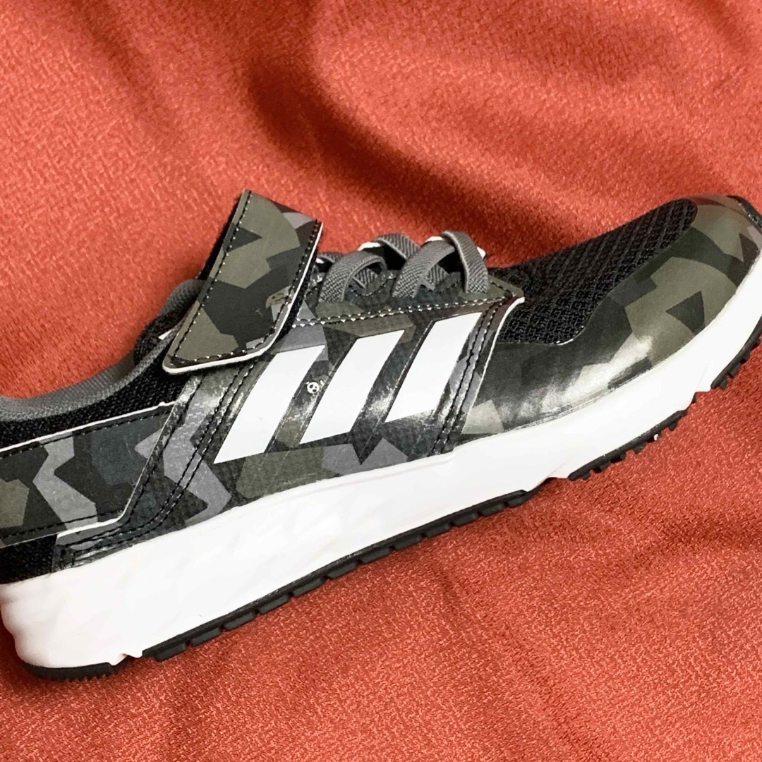 adidas(アディダス)の【新品】20.0cm アディダス adidas スニーカー《送料込》 キッズ/ベビー/マタニティのキッズ靴/シューズ(15cm~)(スニーカー)の商品写真