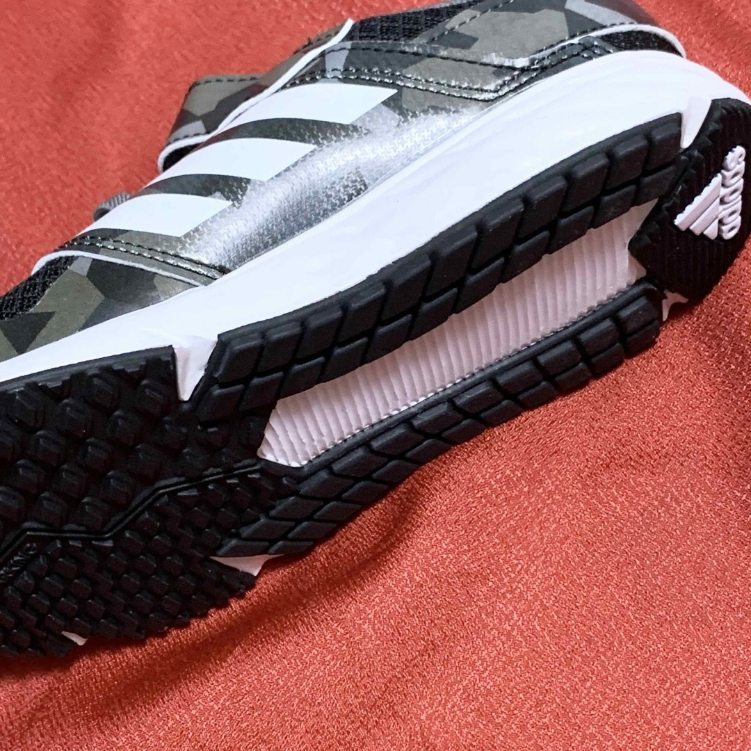 adidas(アディダス)の【新品】20.0cm アディダス adidas スニーカー《送料込》 キッズ/ベビー/マタニティのキッズ靴/シューズ(15cm~)(スニーカー)の商品写真