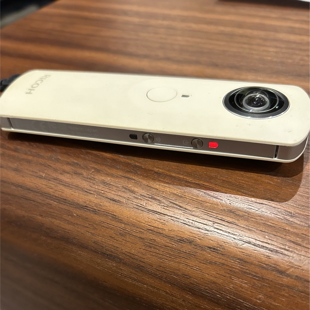 RICOH(リコー)のRICOH THETA スマホ/家電/カメラのカメラ(コンパクトデジタルカメラ)の商品写真