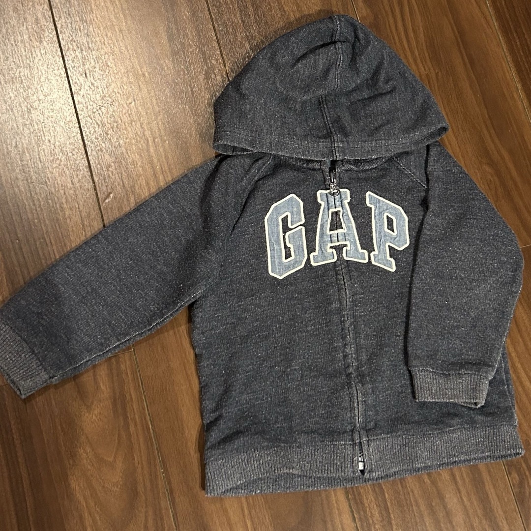 GAP(ギャップ)のGAP パーカー　90 キッズ/ベビー/マタニティのキッズ服男の子用(90cm~)(ジャケット/上着)の商品写真