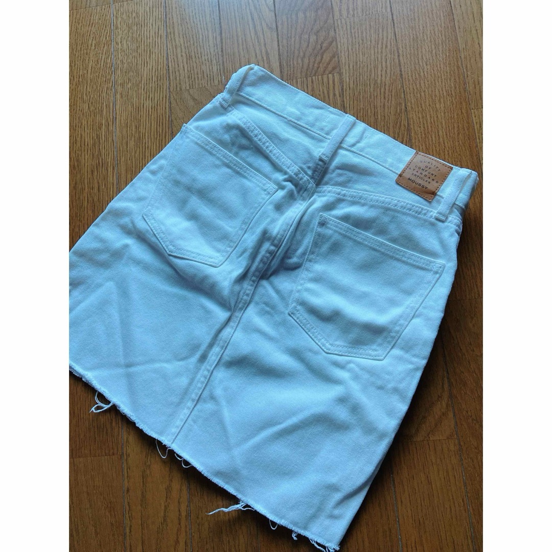 moussy(マウジー)の【美品】MOUSSY マウジー デニムスカート 台形 ホワイト レディースのスカート(ひざ丈スカート)の商品写真