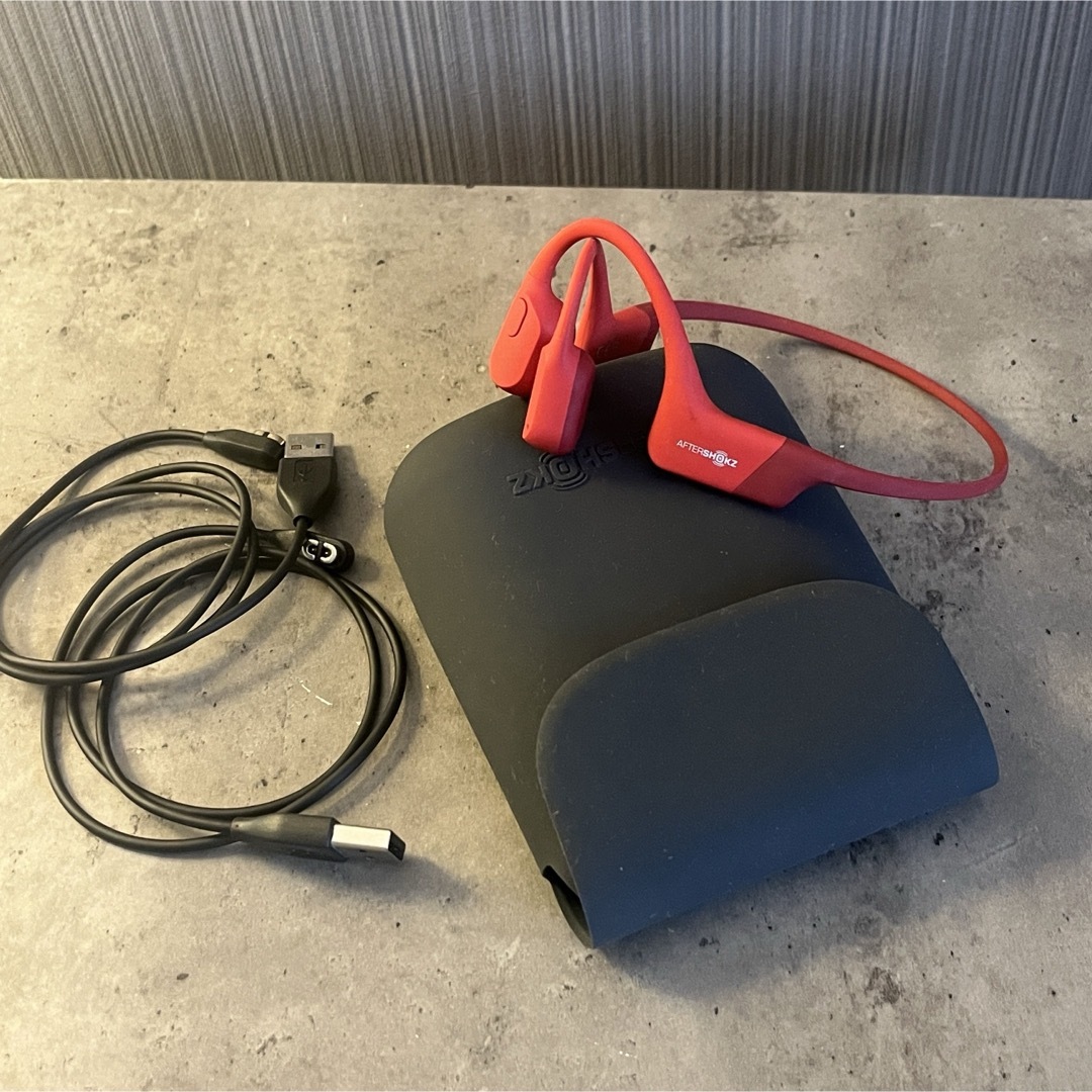 AFTERSHOKZ(アフターショックス)のAftershokz AEROPEX solar red 美品　赤 スマホ/家電/カメラのオーディオ機器(ヘッドフォン/イヤフォン)の商品写真