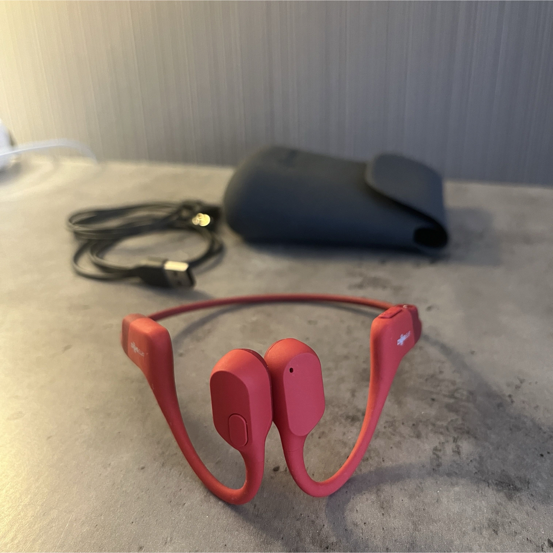 AFTERSHOKZ(アフターショックス)のAftershokz AEROPEX solar red 美品　赤 スマホ/家電/カメラのオーディオ機器(ヘッドフォン/イヤフォン)の商品写真