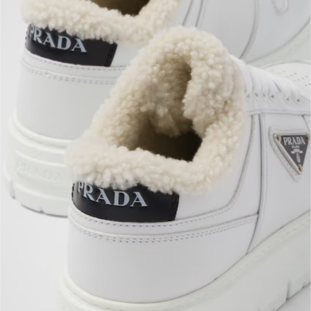PRADA(プラダ)の【大人気】4月限定価格 新作 PRADA レザーxシアリング スニーカー レディースの靴/シューズ(スニーカー)の商品写真