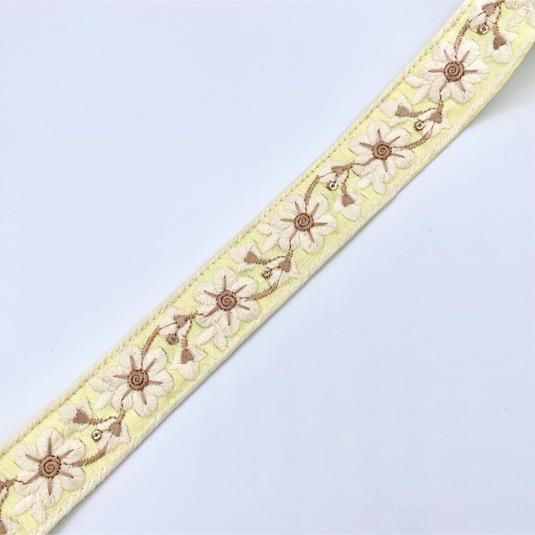 ８Ｍインド刺繍リボン レモンイエロー×ホワイトフラワー ハンドメイドの素材/材料(生地/糸)の商品写真