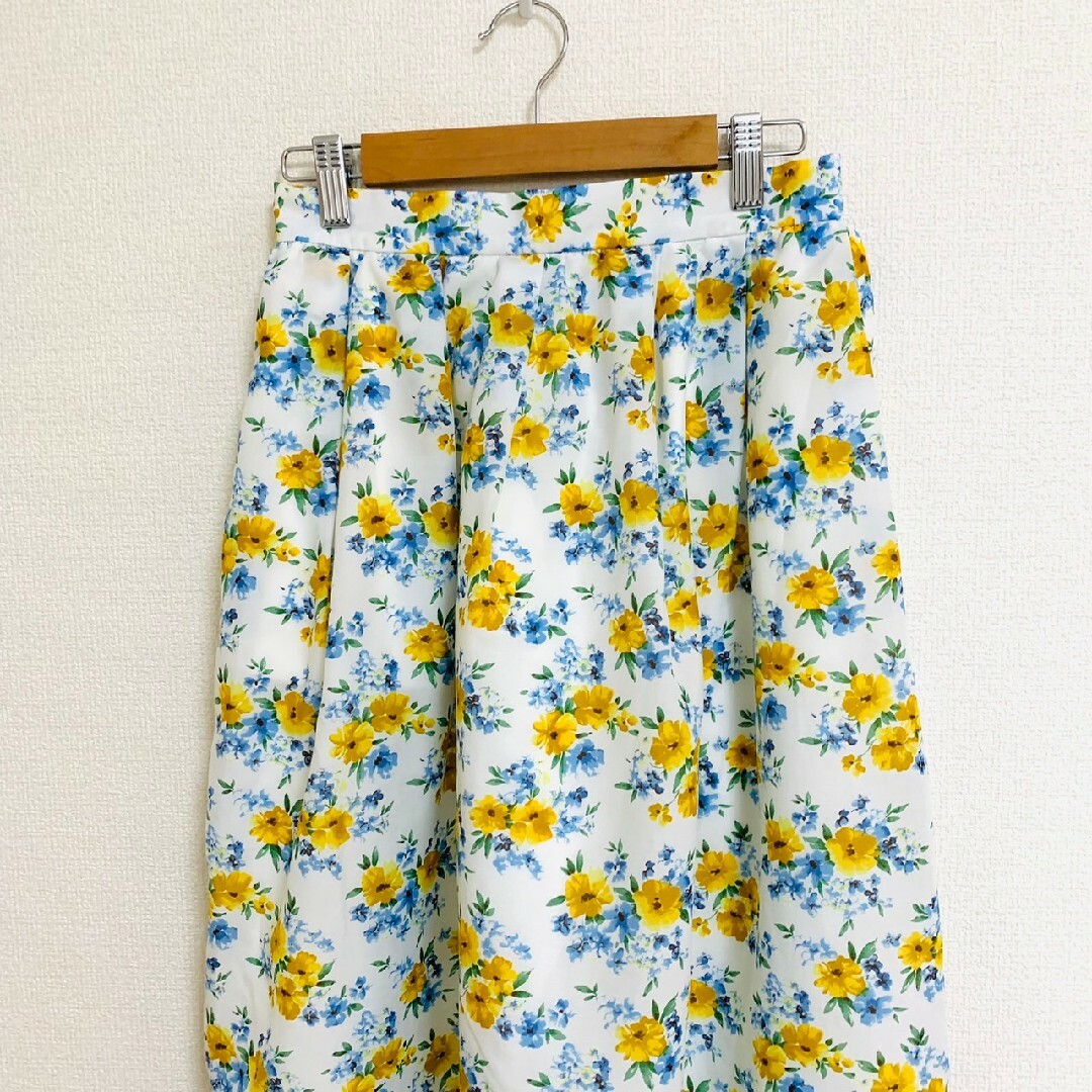 Techichi(テチチ)のテチチ M フレアスカート 花柄 きれいめコーデ ホワイト ブルー グリーン レディースのスカート(ひざ丈スカート)の商品写真