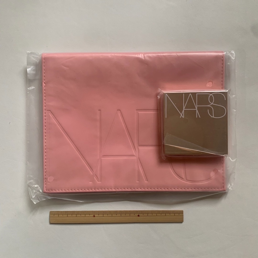 NARS(ナーズ)の【新品】NARSナーズ ノベルティ　アフターグロー メタリックミラー&ポーチ エンタメ/ホビーのコレクション(ノベルティグッズ)の商品写真