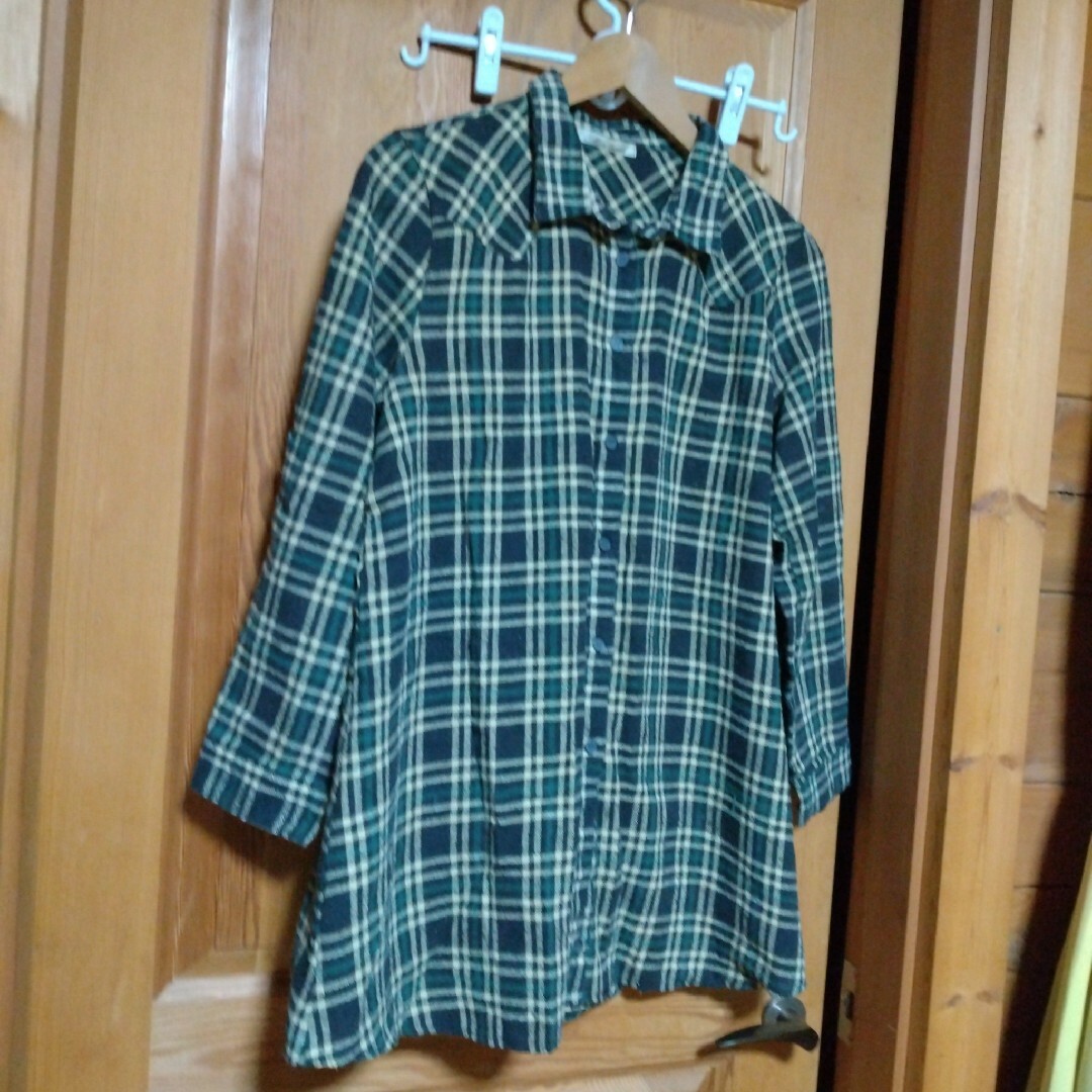 グリーン チェック ロング シャツ チュニック長袖ロールアップ緑 羽織り上着 レディースのトップス(シャツ/ブラウス(長袖/七分))の商品写真