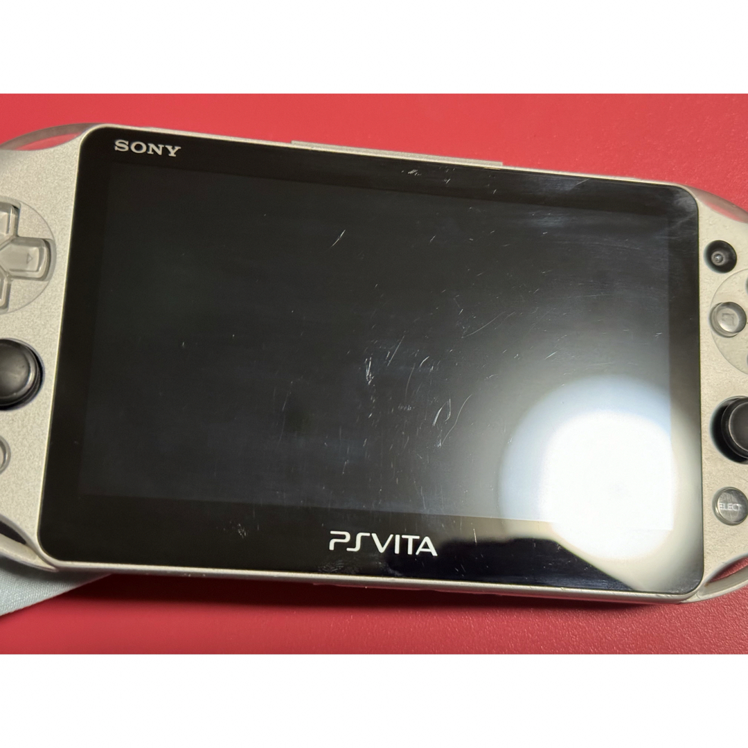 PlayStation Vita(プレイステーションヴィータ)のvita   シルバー　1番 エンタメ/ホビーのゲームソフト/ゲーム機本体(携帯用ゲーム機本体)の商品写真