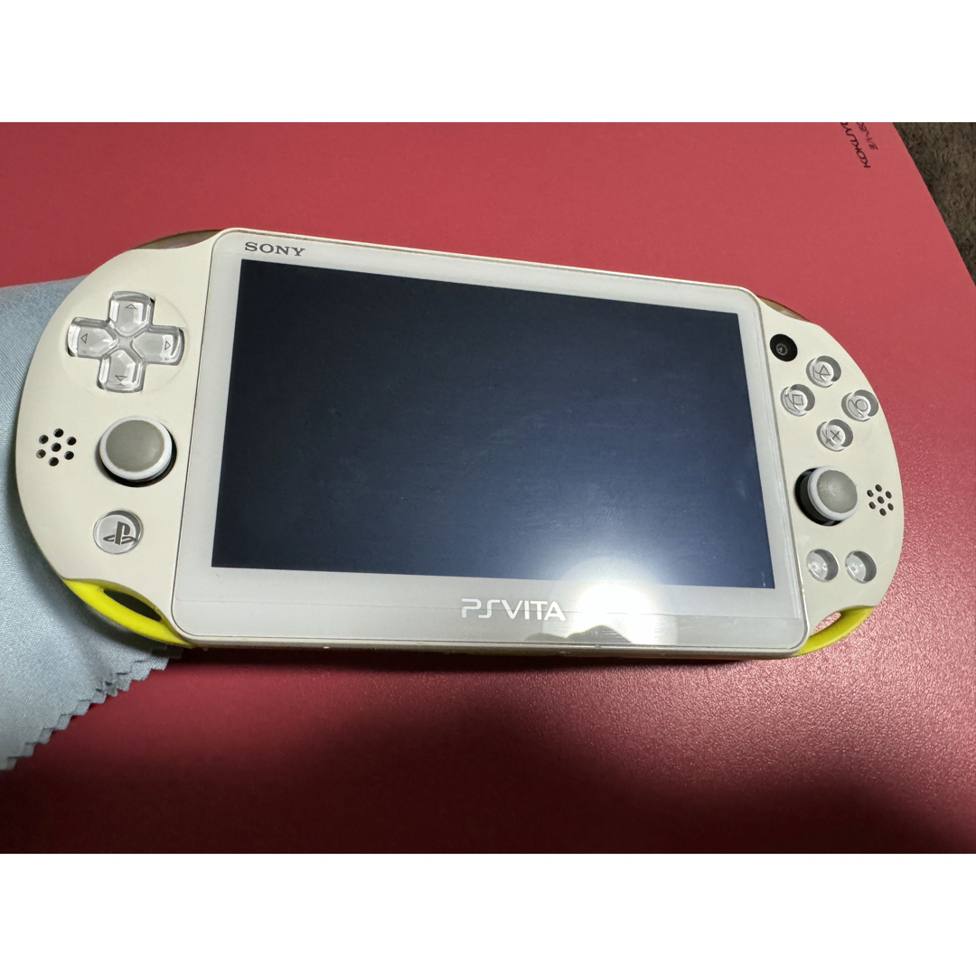 PlayStation Vita(プレイステーションヴィータ)のvita   ライムグリーン　1番 エンタメ/ホビーのゲームソフト/ゲーム機本体(携帯用ゲーム機本体)の商品写真