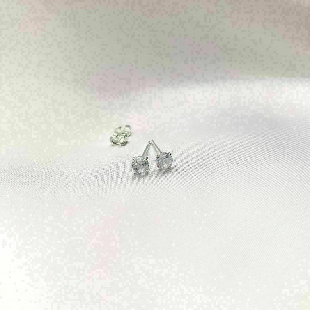 4mm　ダイヤ風 ピアス シンプル シルバー レディース 両耳　メンズ レディースのアクセサリー(ピアス)の商品写真