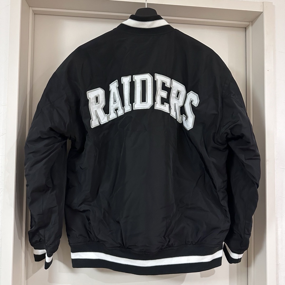 GU(ジーユー)の★NFLレイダース×GU★中綿入りスタジャン XSサイズ 黒 RAIDERS メンズのジャケット/アウター(スタジャン)の商品写真