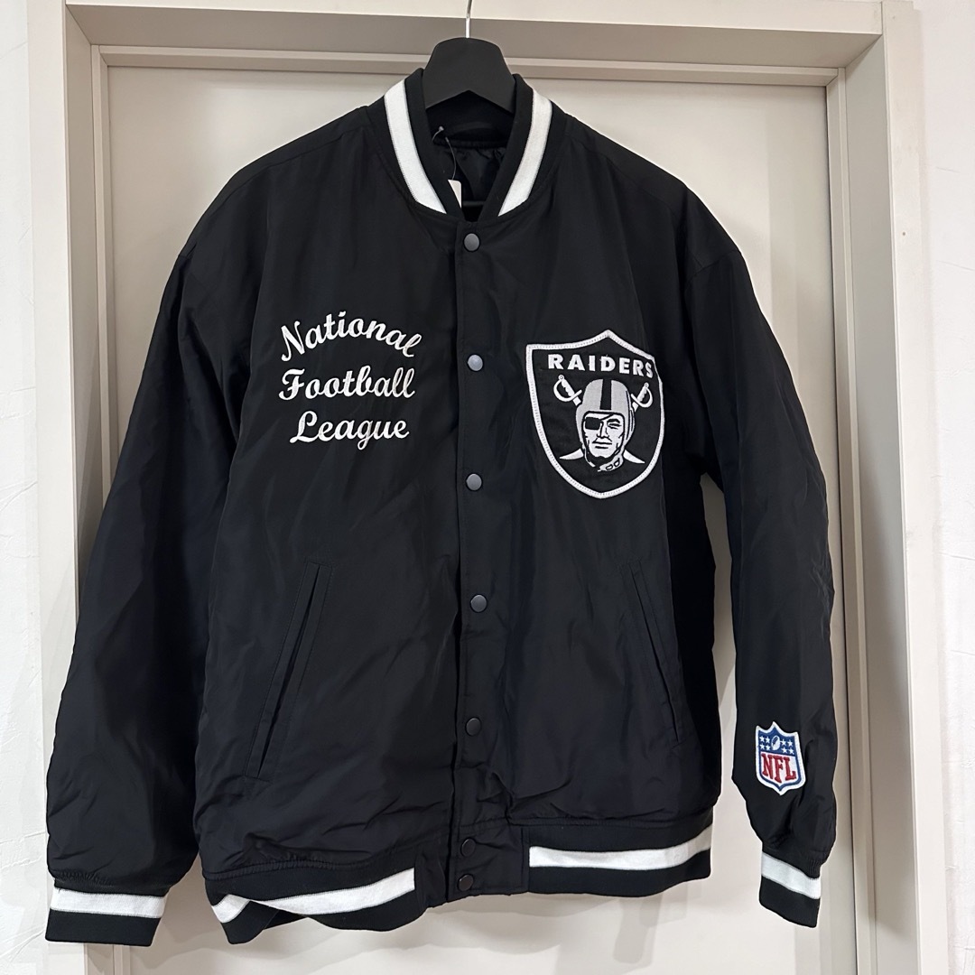 GU(ジーユー)の★NFLレイダース×GU★中綿入りスタジャン XSサイズ 黒 RAIDERS メンズのジャケット/アウター(スタジャン)の商品写真