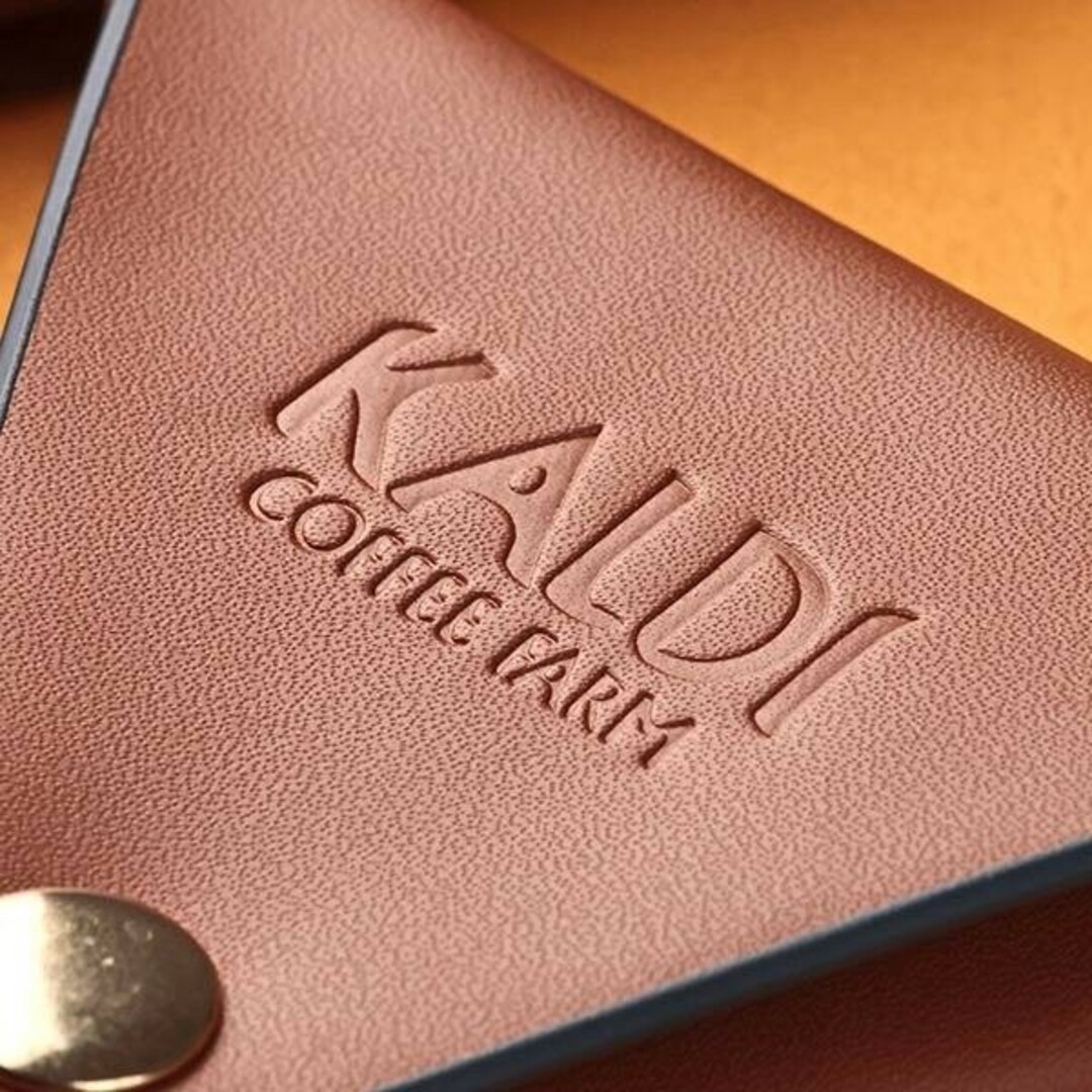 KALDI(カルディ)のKALDI　カルディ　三角コインケース(チョコレート入り)　3p キャメル 食品/飲料/酒の食品(菓子/デザート)の商品写真