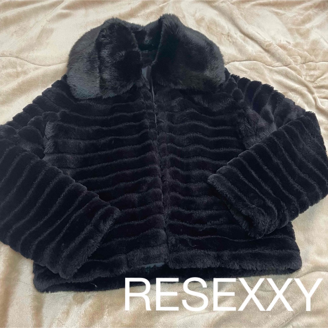 RESEXXY(リゼクシー)のリゼクシー　カッティングフェイクファーショートコート レディースのジャケット/アウター(毛皮/ファーコート)の商品写真