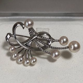 ミキモト(MIKIMOTO)の美品　ミキモト  ブローチ  9珠　豪華(ブローチ/コサージュ)