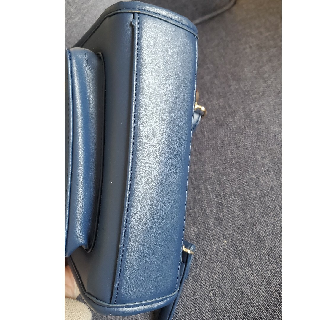 バッグ2way　リボンｽｳｪｰﾄﾞ　ﾏｸﾞﾈｯﾄ開閉　紺色 レディースのバッグ(ハンドバッグ)の商品写真