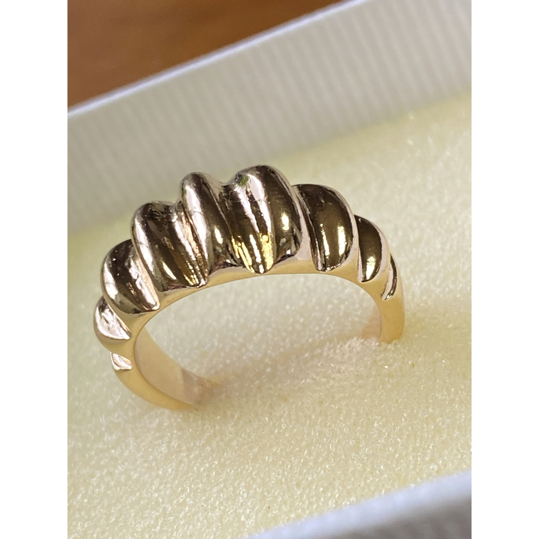 真鍮製ゴールドデザインリング13.5号 レディースのアクセサリー(リング(指輪))の商品写真