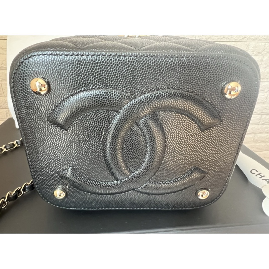 CHANEL(シャネル)のCHANEL チェーン付きヴァニティーバッグ　新品未使用 レディースのバッグ(ショルダーバッグ)の商品写真