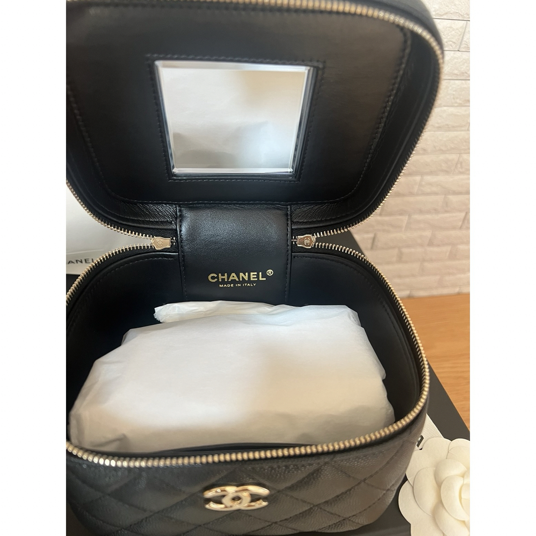 CHANEL(シャネル)のCHANEL チェーン付きヴァニティーバッグ　新品未使用 レディースのバッグ(ショルダーバッグ)の商品写真