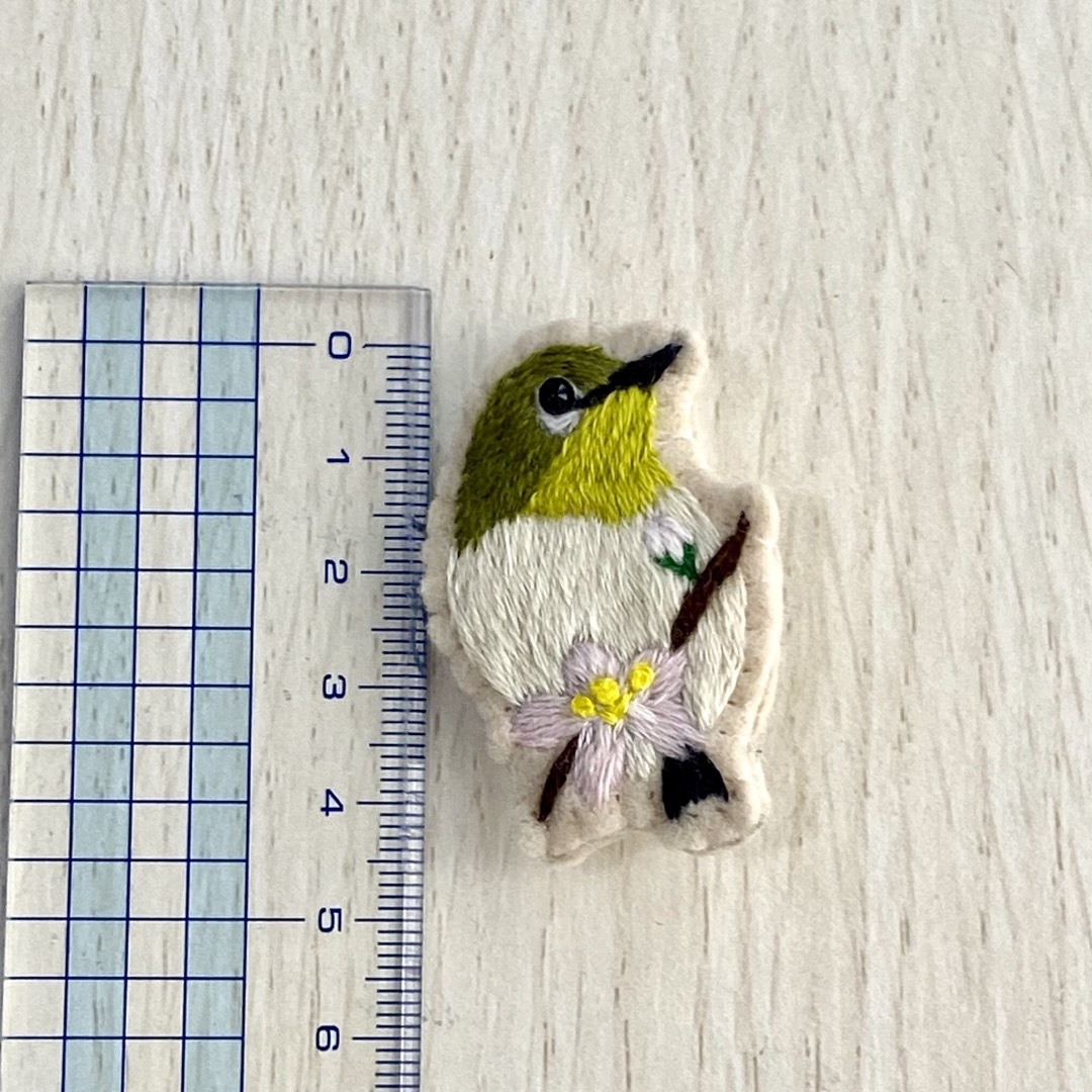 鳥の刺繍ブローチハンドメイド ハンドメイドのアクセサリー(コサージュ/ブローチ)の商品写真