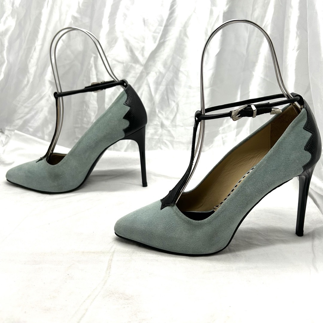 TOGA PULLA(トーガプルラ)のトーガプルラ　スウェードパンプス　ベルト　ピンヒール レディースの靴/シューズ(ハイヒール/パンプス)の商品写真