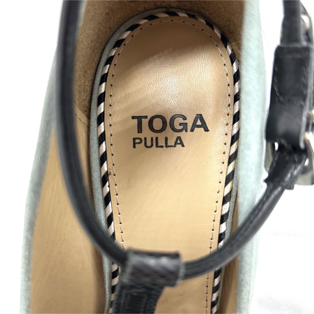 TOGA PULLA(トーガプルラ)のトーガプルラ　スウェードパンプス　ベルト　ピンヒール レディースの靴/シューズ(ハイヒール/パンプス)の商品写真