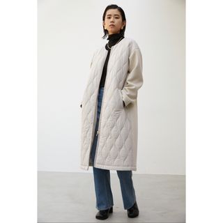 アズールバイマウジー(AZUL by moussy)の美品　クリーコンフェルト　ノーカラーロングコート　キルティング(ロングコート)