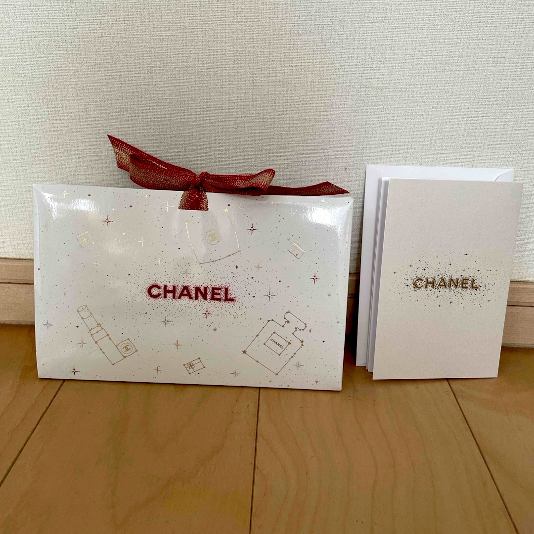 CHANEL(シャネル)のシャネル　ホリデー限定ギフトボックス&メッセージカードセット　レッドリボン エンタメ/ホビーのコレクション(ノベルティグッズ)の商品写真