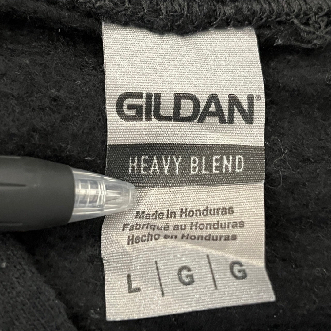 GILDAN(ギルタン)の【ギルダン】パーカーカレッジロゴブラックベースボールヘルメットデカロゴ88 メンズのトップス(パーカー)の商品写真