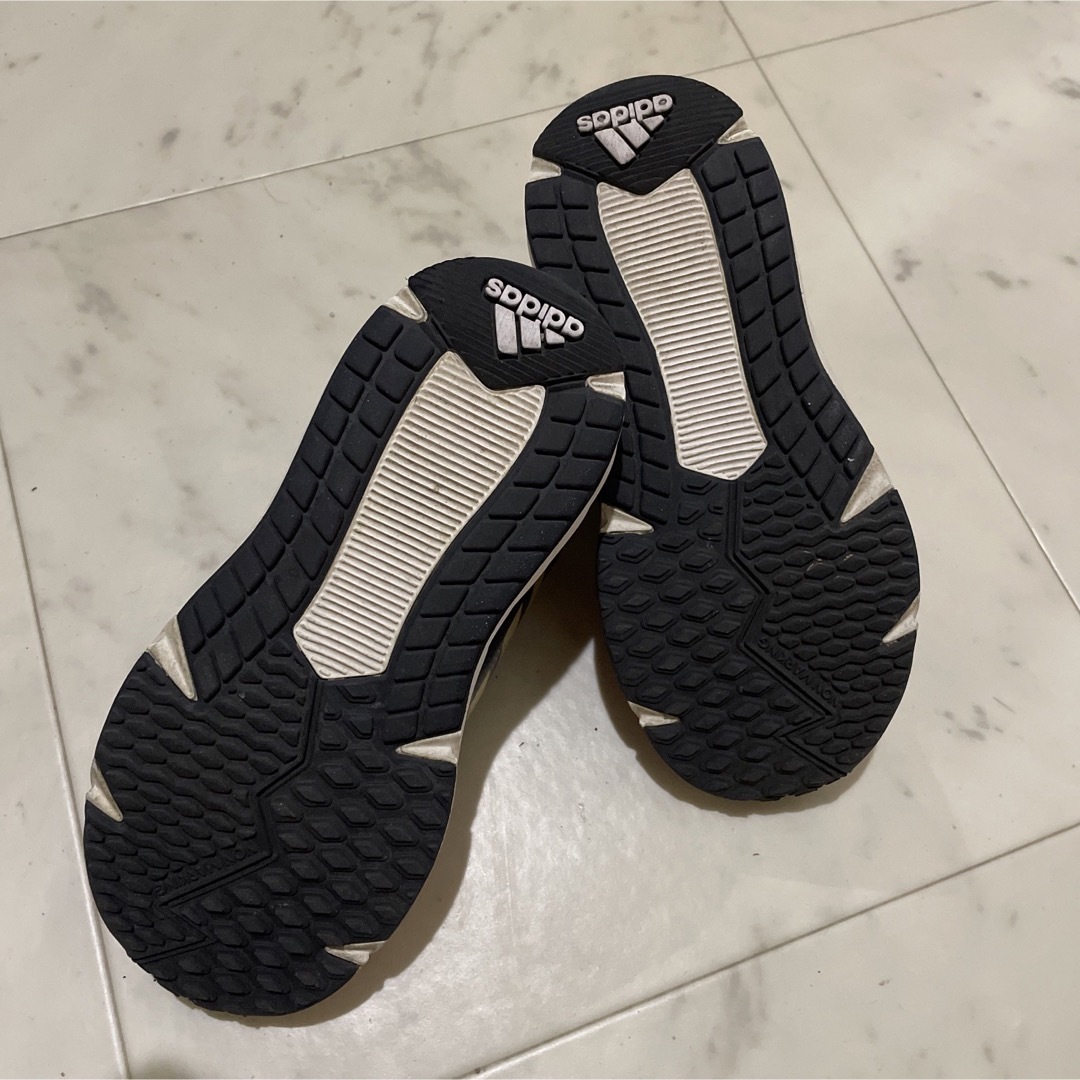 adidas(アディダス)のアディダス　キッズ　スニーカー キッズ/ベビー/マタニティのキッズ靴/シューズ(15cm~)(スニーカー)の商品写真