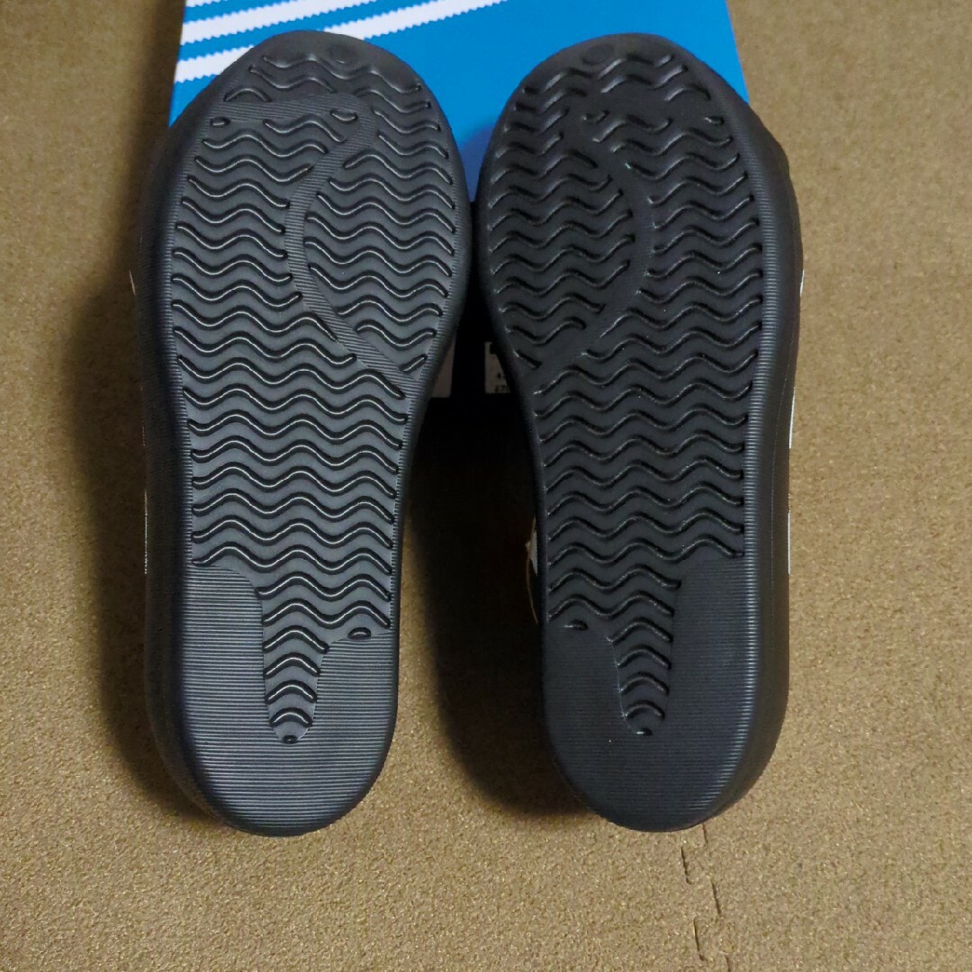 adidas(アディダス)のadidas アディダス ADIFOM SST　ブラック　27.0cm 未使用 メンズの靴/シューズ(スニーカー)の商品写真