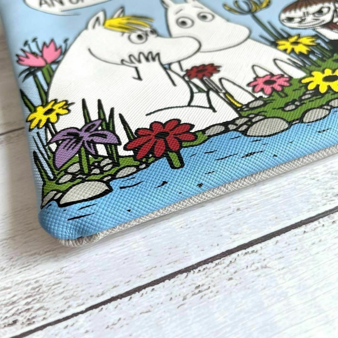 MOOMIN(ムーミン)のMOOMIN　ムーミン　コミック　フラット　ポーチ　グレー　新品未使用 エンタメ/ホビーのおもちゃ/ぬいぐるみ(キャラクターグッズ)の商品写真