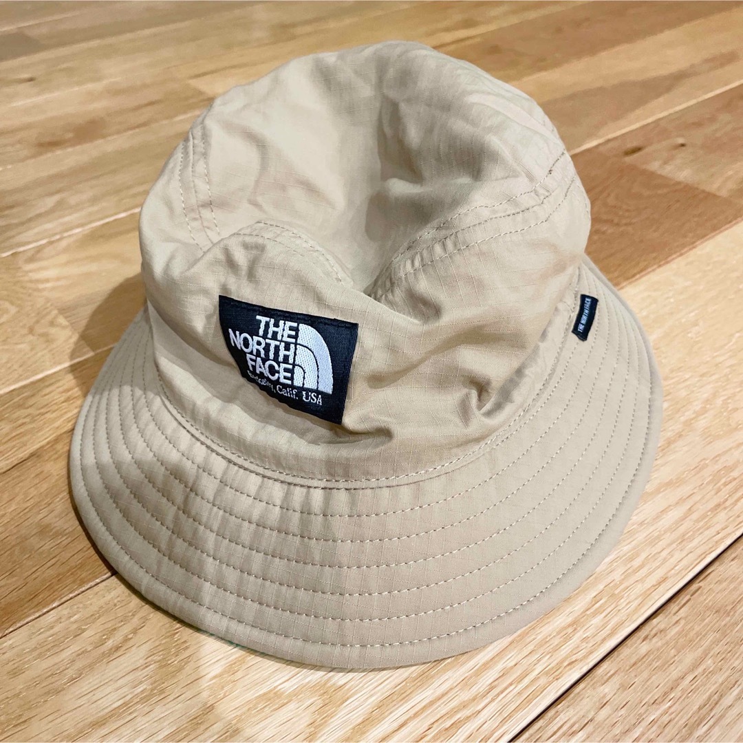 THE NORTH FACE(ザノースフェイス)のTHE NORTH FACE ベージュ×グリーン リバーシブルバケットハット レディースの帽子(ハット)の商品写真