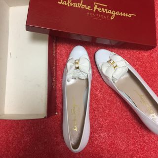 サルヴァトーレフェラガモ(Salvatore Ferragamo)の   【新品同様】フェラガモ♡24cm白パンプス(ハイヒール/パンプス)