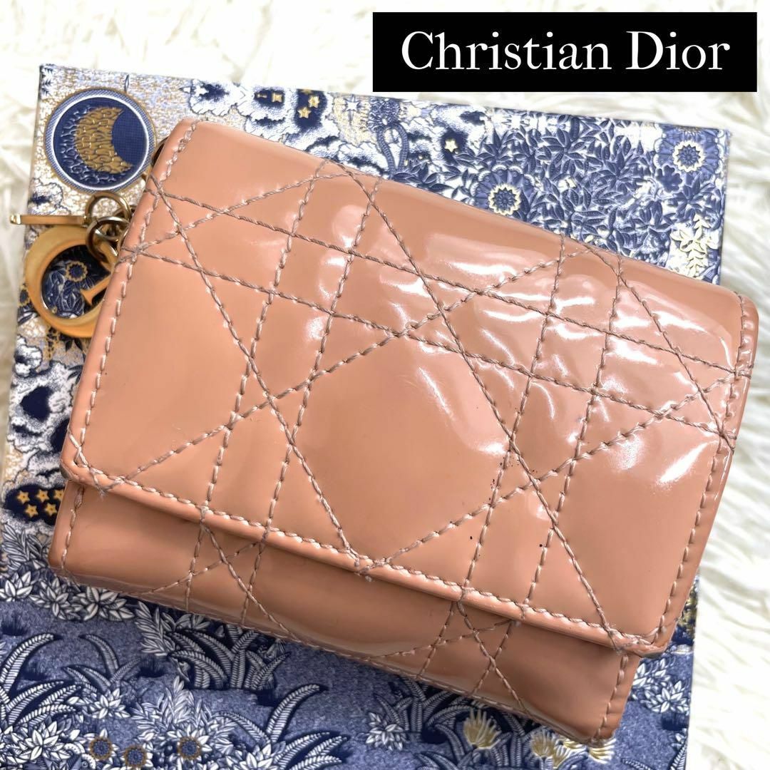 Christian Dior(クリスチャンディオール)の⋟人気品⋞ 付属品 / クリスチャンディオール パテントレザーロータスウォレット レディースのファッション小物(財布)の商品写真