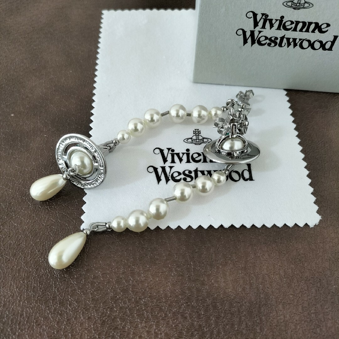 Vivienne Westwood(ヴィヴィアンウエストウッド)のヴィヴィアンウエストウッド　ロングパールピアス レディースのアクセサリー(ピアス)の商品写真