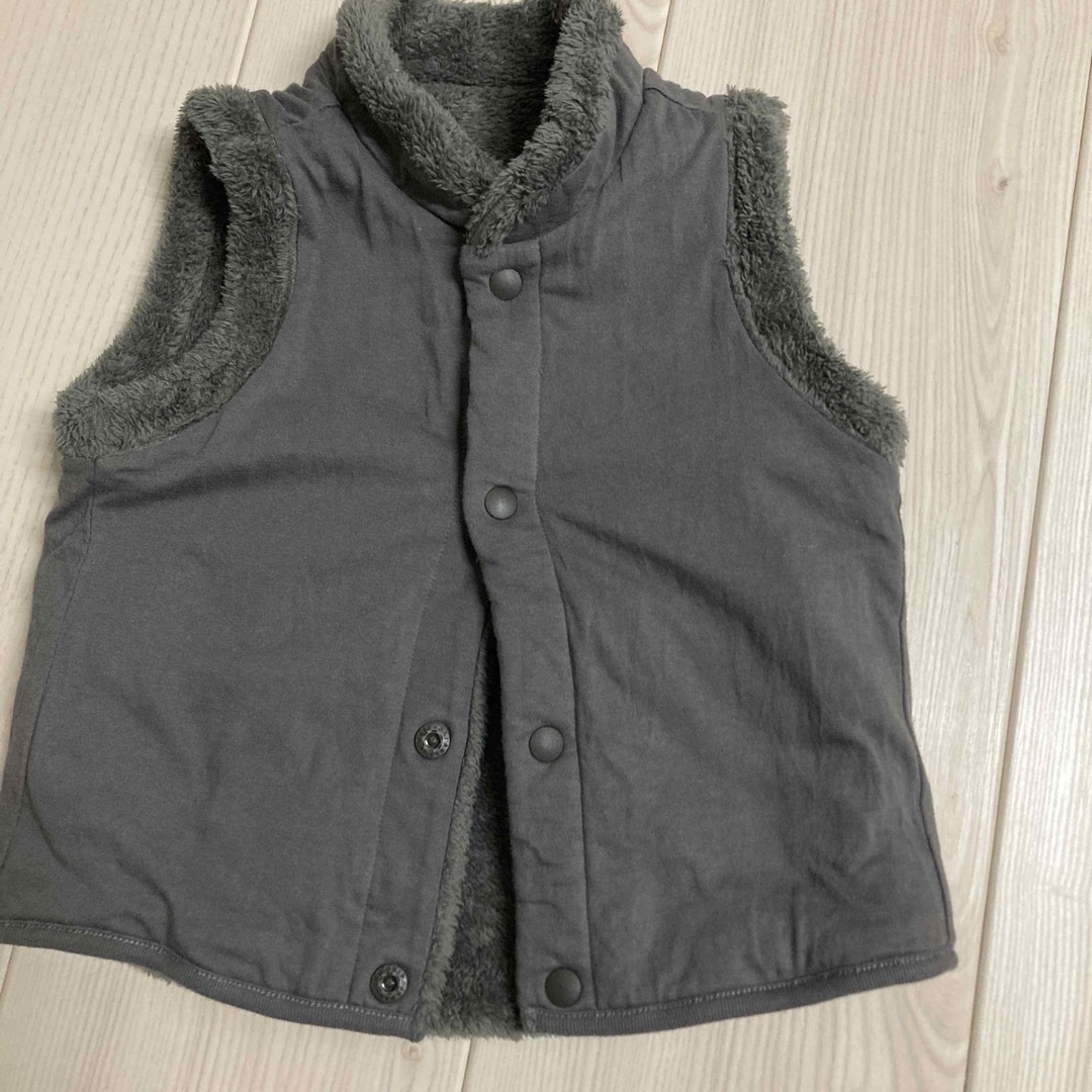 UNIQLO(ユニクロ)の100 フリースベスト キッズ/ベビー/マタニティのキッズ服男の子用(90cm~)(ジャケット/上着)の商品写真