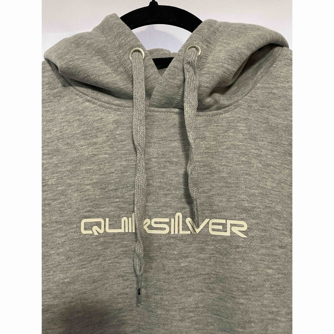 QUIKSILVER(クイックシルバー)の(新品)クイックシルバー　グレーパーカー　L メンズのトップス(パーカー)の商品写真