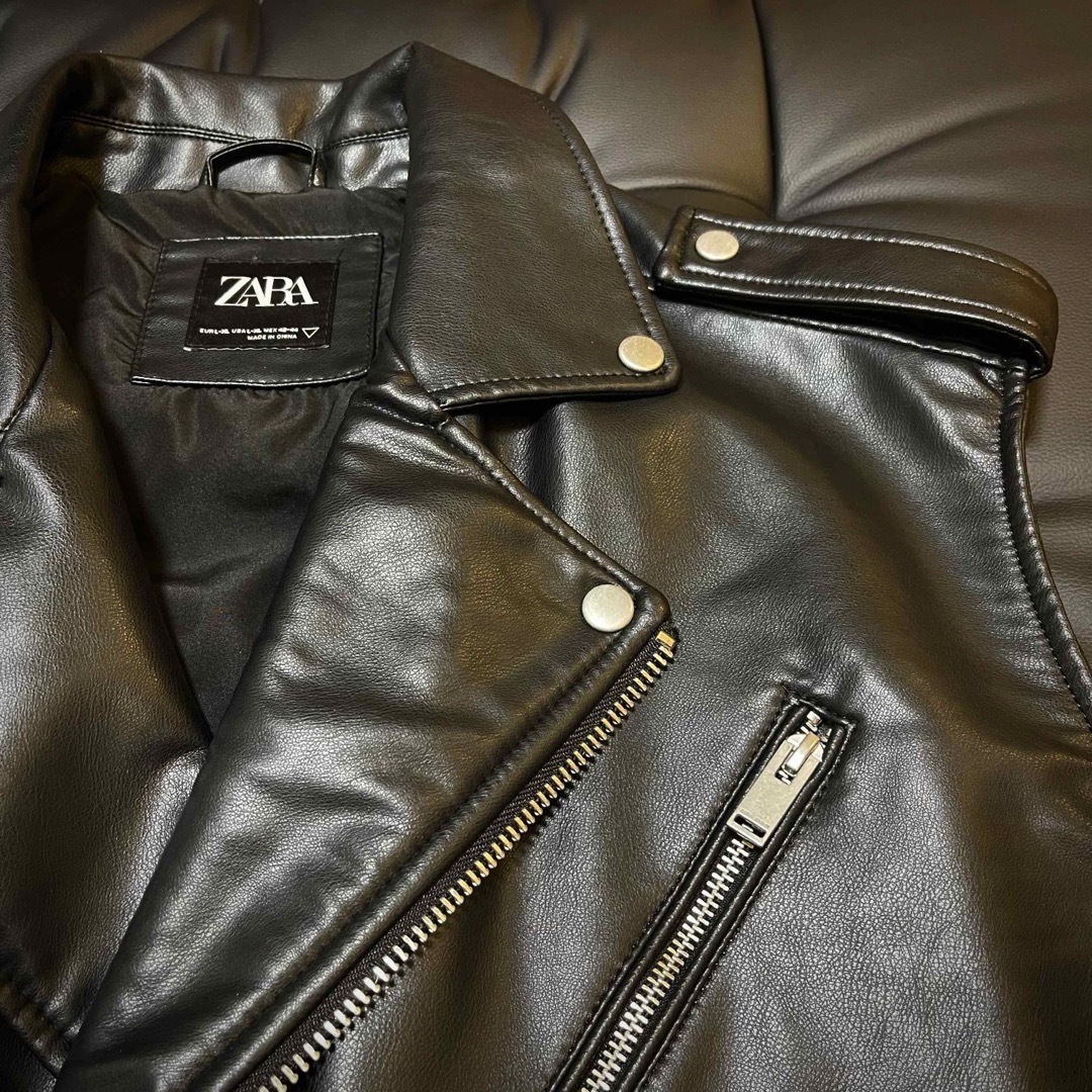 ZARA(ザラ)の【新品未使用品‼️】ZARA　フェイクレザーライダースベスト　"L-XL" メンズのジャケット/アウター(レザージャケット)の商品写真