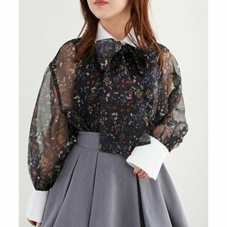 マジェスティックレゴン(MAJESTIC LEGON)の【ブラック柄】Bloomingフラワーボウタイシャツ(シャツ/ブラウス(長袖/七分))