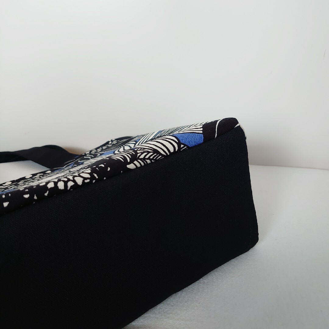 モノトーンフラワー×ブルー　サイドポケット　肩掛けトートバッグ　ハンドメイド ハンドメイドのファッション小物(バッグ)の商品写真