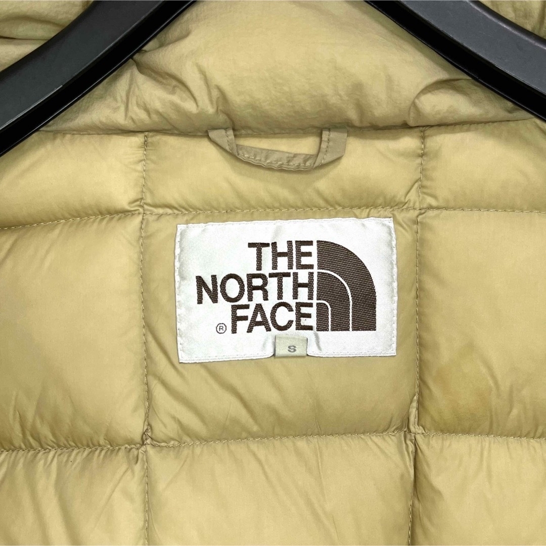 THE NORTH FACE(ザノースフェイス)の美品人気 ノースフェイス ロゴ刺繍 ダウンコート レディースS フード着脱可能 レディースのジャケット/アウター(ダウンコート)の商品写真