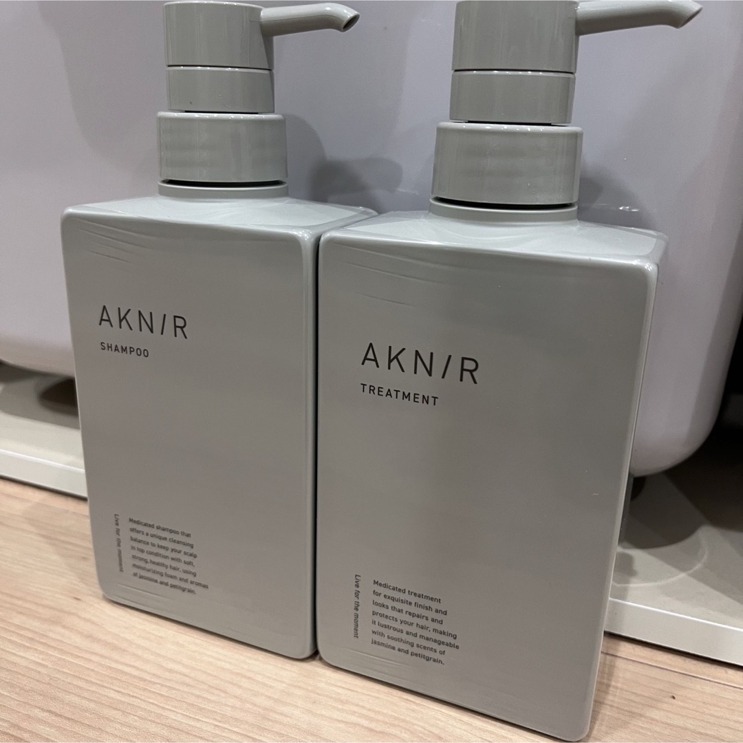 【新品未開封】AKNIR アクニー シャンプートリートメントセット コスメ/美容のヘアケア/スタイリング(シャンプー/コンディショナーセット)の商品写真