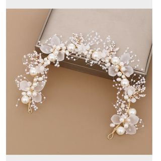 ゴールド　ヘッドドレス ヘアアクセサリーカチューシャ結婚式ウエディングブライダル(ヘッドドレス/ドレス)